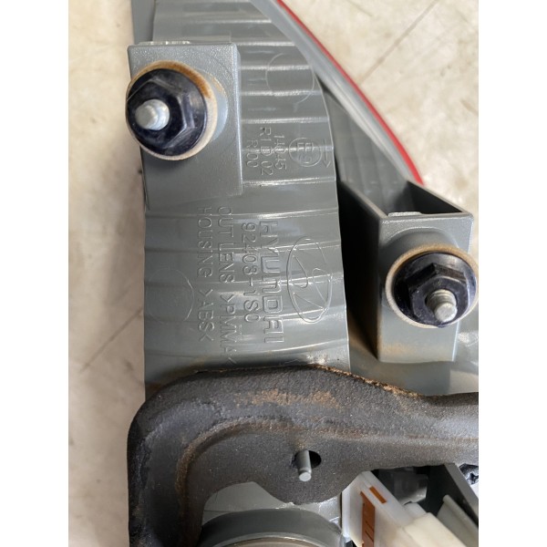 Lanterna Tampa Traseira Hb20 Hatch 2015 Esquerdo Vermelho Esquerdo/motorista Vermelho