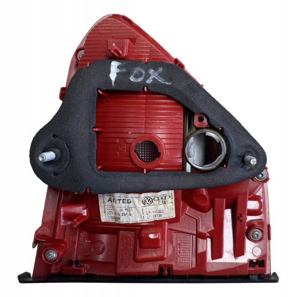 Lanterna Tampa Traseira Direita Volkswagen Fox 2015 Direito/passageiro Vermelho