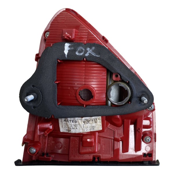 Lanterna Tampa Traseira Direita Volkswagen Fox 2015 Direito/passageiro Vermelho