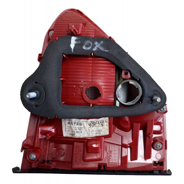 Lanterna Tampa Traseira Direita Volkswagen Fox 2015 Direito/passageiro Vermelho
