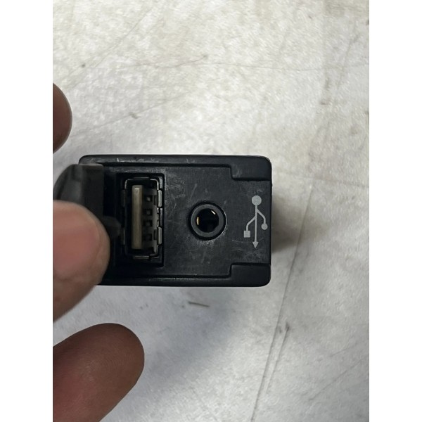 Entrada Usb Auxiliar Toyota Hilux Sw4 2.8 2016 A 2023 Preto