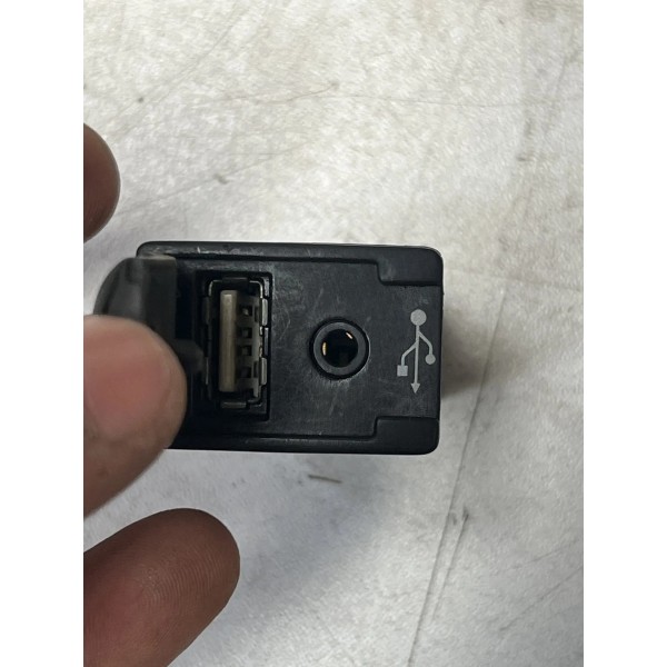Entrada Usb Auxiliar Toyota Hilux Sw4 2.8 2016 A 2023 Preto