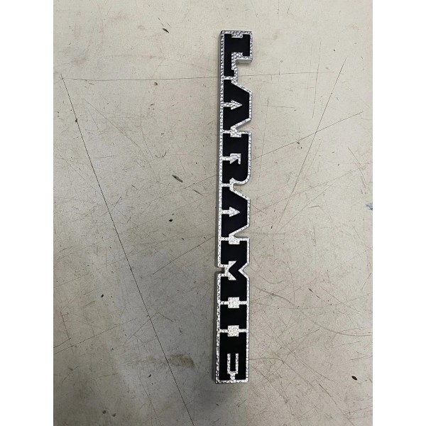 Emblema Laramie Dodge Ram 3500 2022 Prateado