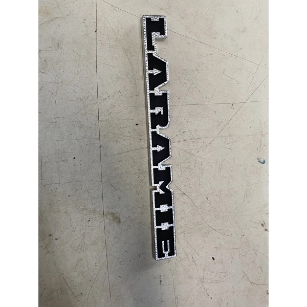 Emblema Laramie Dodge Ram 3500 2022 Prateado