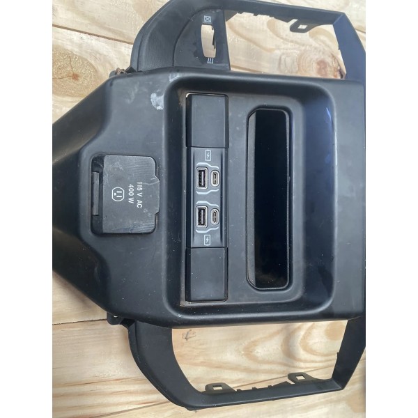 Tomada Com Acabamento Console Central Traseiro Ram 2500 Orig Preto